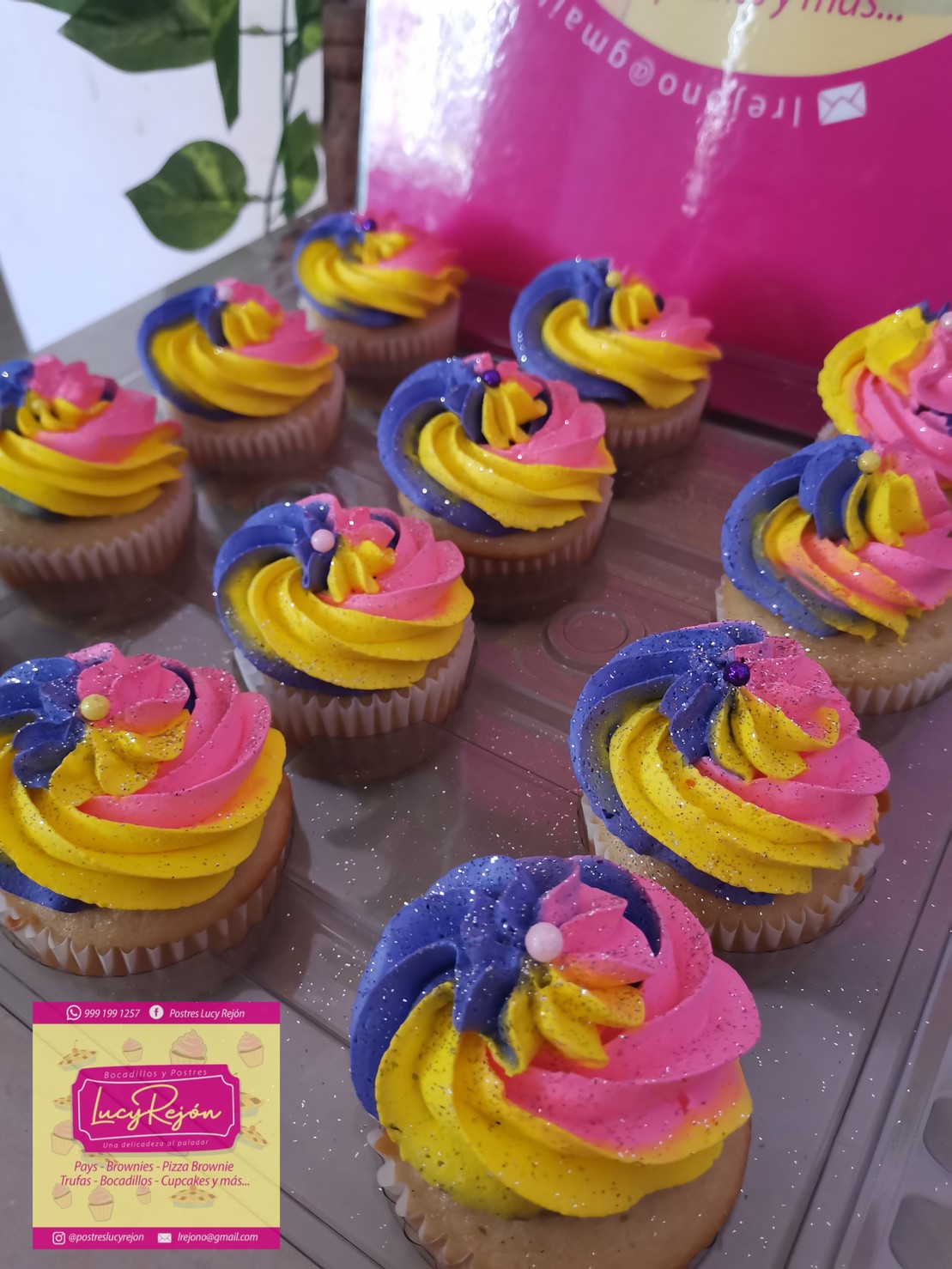 Cupcakes de vainilla o chocolate con crema batida en 3 colores amarillo, rosado y morado con sprinkles y diamantina comestible Cupcakes de vainilla o chocolate con crema batida en 3 colores amarillo, rosado y morado con sprinkles y diamantina comestible